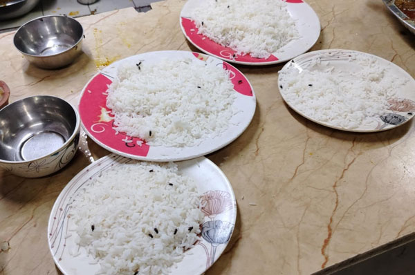 রংপুরের তারাগঞ্জ চৌপথী বাসস্ট্যান্ডে ‘হোটেল নিউ মিষ্টি বনে” নিম্ন মানের খাবার পরিবেশন। রংপুরের তারাগঞ্জ চৌপথী বাসস্ট্যান্ডে ‘হোটেল নিউ মিষ্টি বনে” নিম্ন মানের খাবার পরিবেশন।