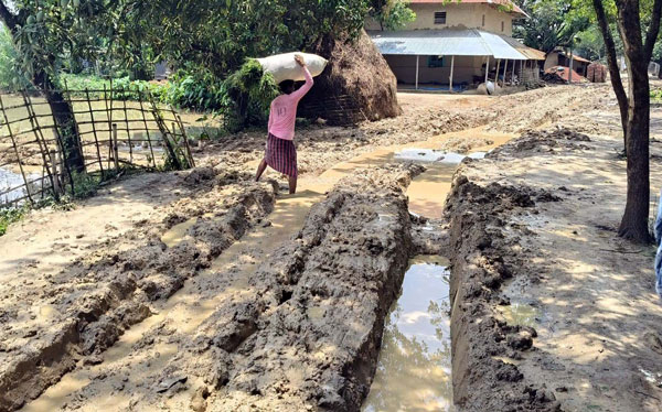 সাপাহারে চলাচলে অনুপযোগী রাস্তাটি গ্রামবাসীর নিজ অর্থায়ানে সংস্কারের উদ্যোগ সাপাহারে চলাচলে অনুপযোগী রাস্তাটি গ্রামবাসীর নিজ অর্থায়ানে সংস্কারের উদ্যোগ